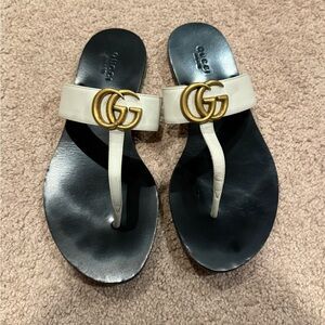 Gucci Women's Black and Cream white Sandals with Gold Logo